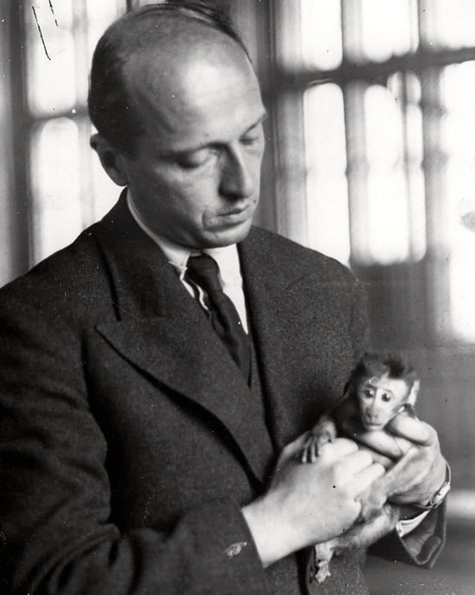 Jan Zabinski mit einem Affen