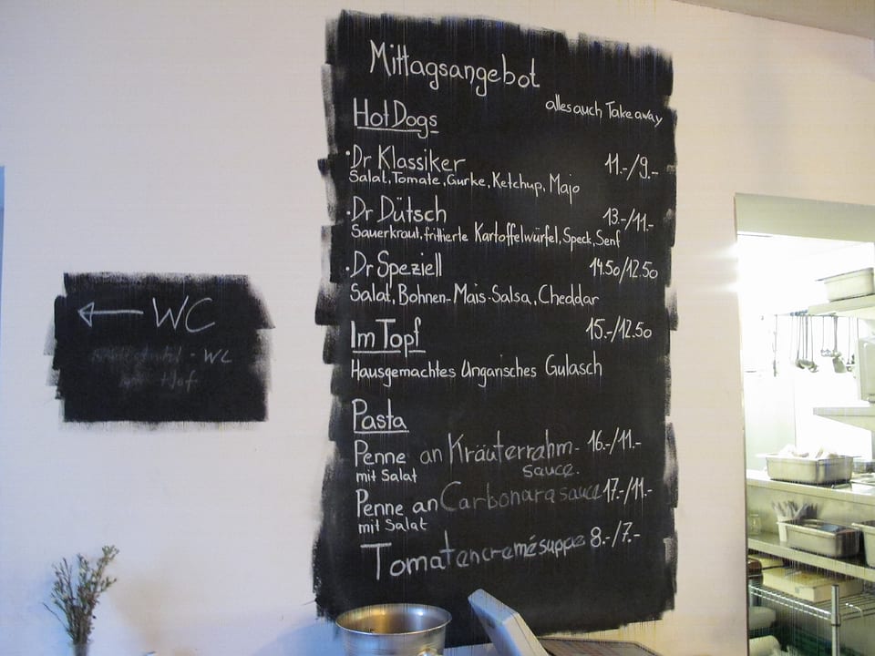 Hot-Dogs, Teigwaren und Suppe - das Mittagsangebot auf dem Menu an der Wand im «Provisorium 46»