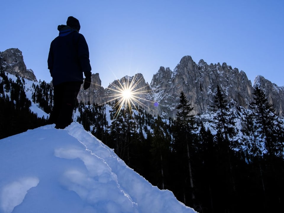Luc Braillard, Geologe an der Universität Fribourg, beobachtet die Sonnenstrahlen durch das Grossmutterloch auf dem Gastlosen-Gebirge in Jaun.