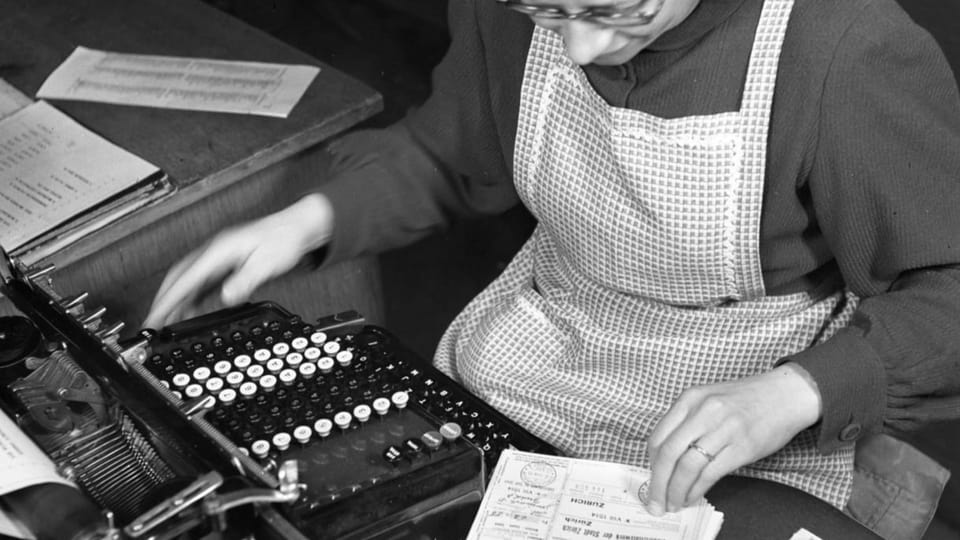 Einzahlungen 1944: Eine Angestellte der Post tippt die Beträge in einen Kalkulator.
