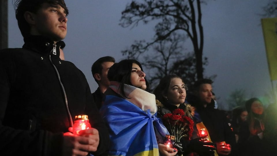 Ukrainer gedenken der Opfer des Krieges am 21. November 2020.