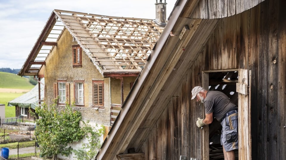 Ein Bauernhaus mit abgedecktem Dach.