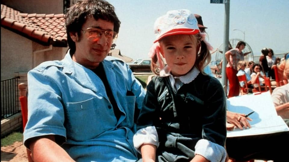 Regisseur Spielberg mit Mädchen auf dem Schoss.