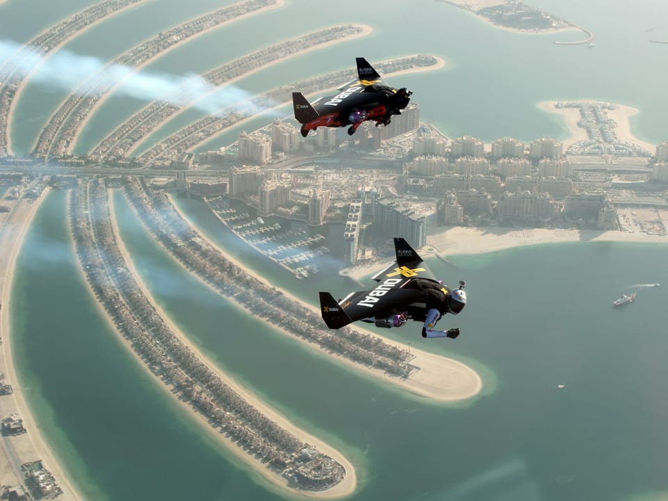 Yves Rossy und Partner fliegen über Dubai