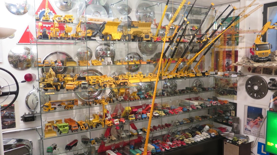 tausende Spielzeugautos auf einem Gestell