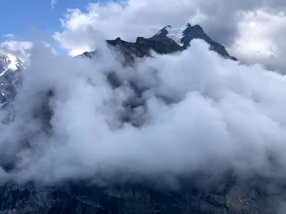 Berg umrahmt von Wolken.