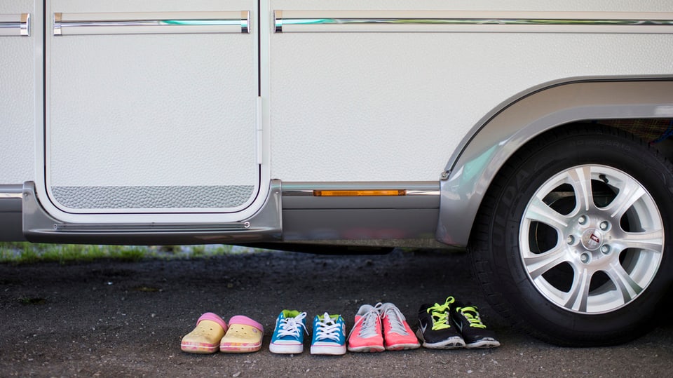 Wohnwagen mit Schuhen davor