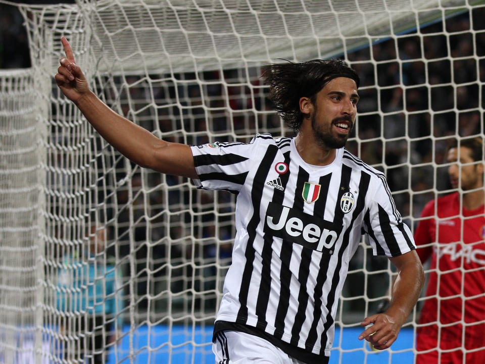 Sami Khedira von Juventus Turin streckt den Finger in die Höhe.