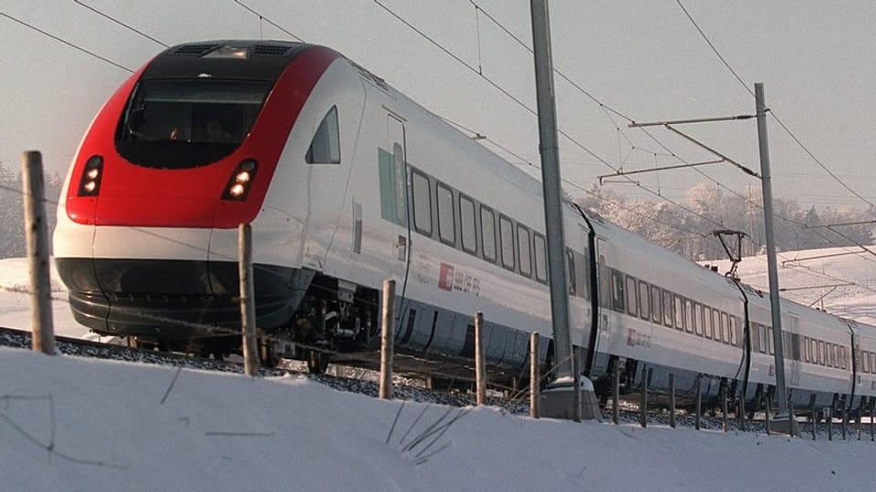 ICN-Neigezug fährt durch verschneite Landschaft.