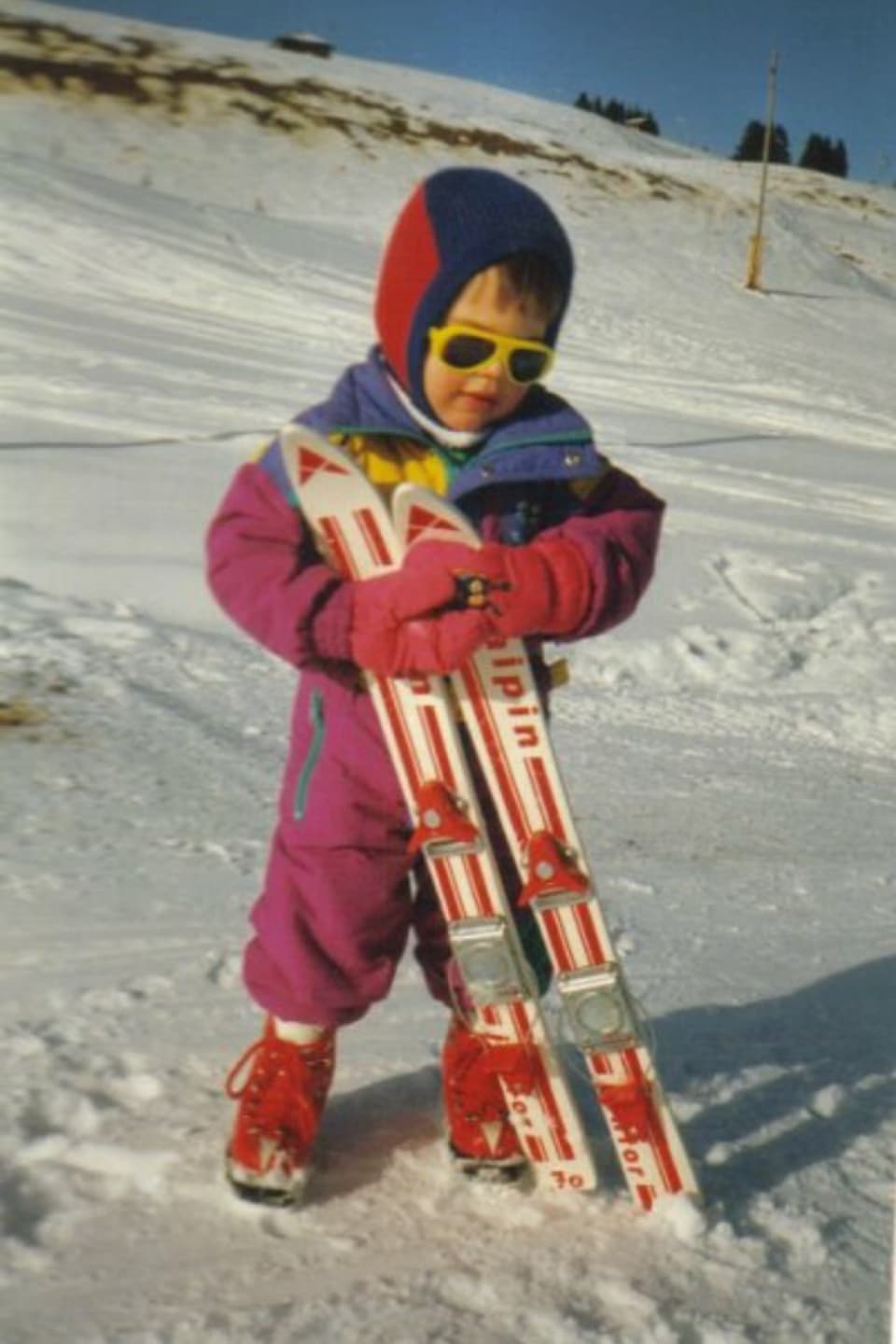 Mit 2 Jahren voller Stolz auf den Skis.