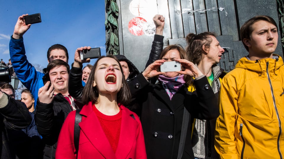 Junge Russen demonstrieren auf der Strasse gegen die Regierung