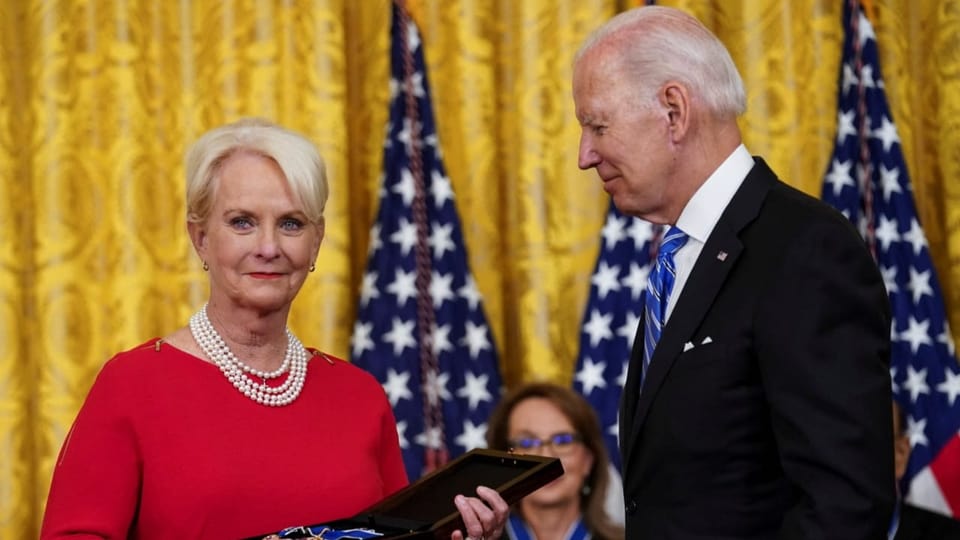 Joe Biden übergibt Cindy McCain die Freiheitsmedaille.