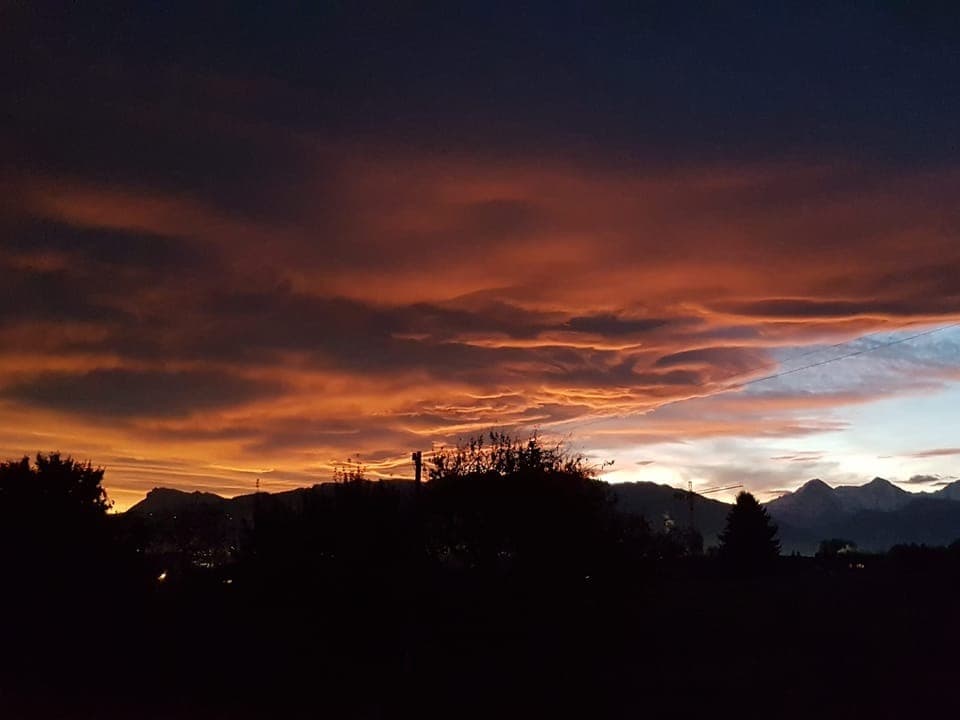 Uetendorf BE Roter Himmel.