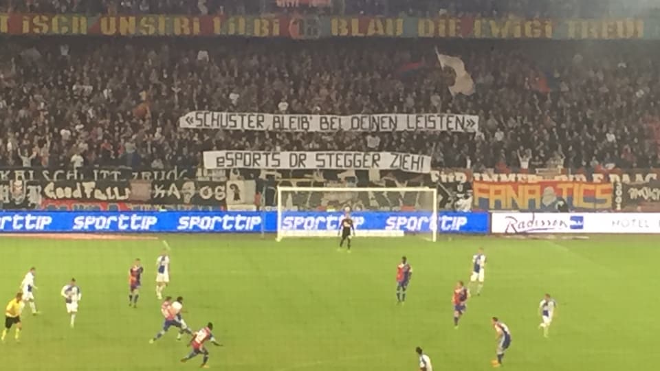 Nicht allen Fans passt das E-Sport-Engagement: das Banner im Spiel zwischen dem FC Basel und dem Grasshopper Club Zürich.