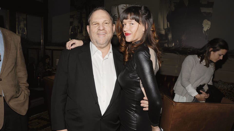 Weinstein links in seinem Arm Schauspielerin in schwarz.