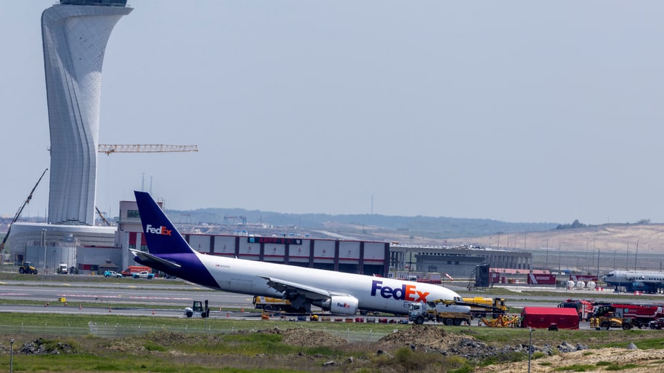 Da die Maschine ihr vorderes Fahrwerk nicht ausfahren konnte, landete die Boeing 767 der FedEx Airline auf dem Rumpf. 