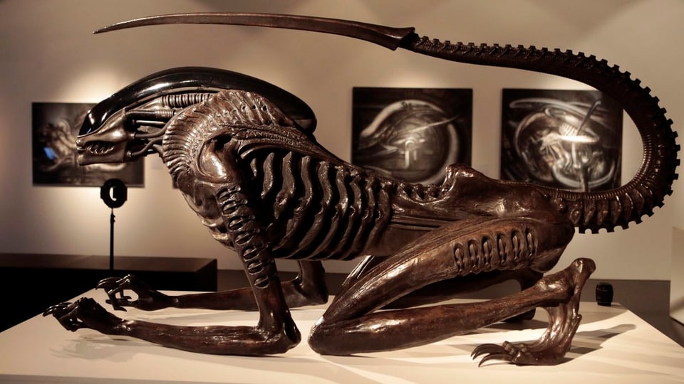Eine Skulptur aus Metall von H.R. Gigers Alien. 