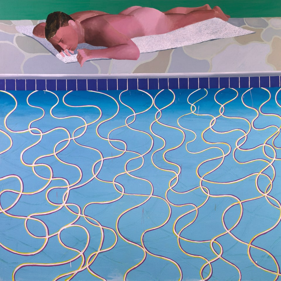 Bild eines nackten Mannes, der bäuchlings auf einem Badetuch am Rand eines Schwimmbeckens liegt. 