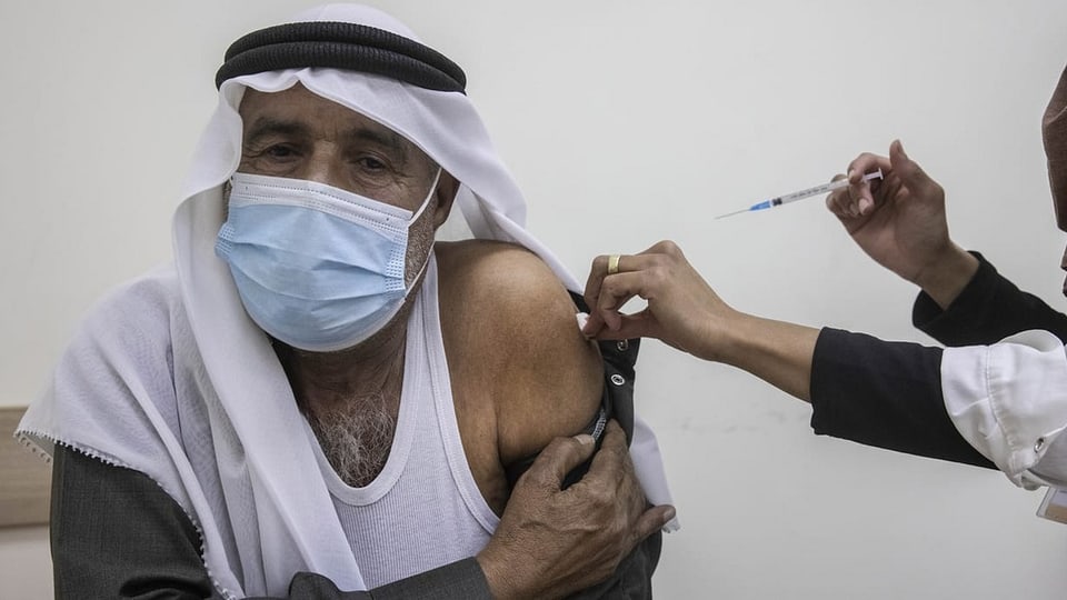 Ein israelischer Mann lässt sich impfen.