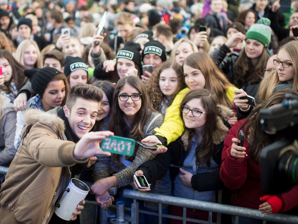Für ein Selfie mit Luca Hänni spendeten seine Fans Geld für Familien auf der Flucht. 