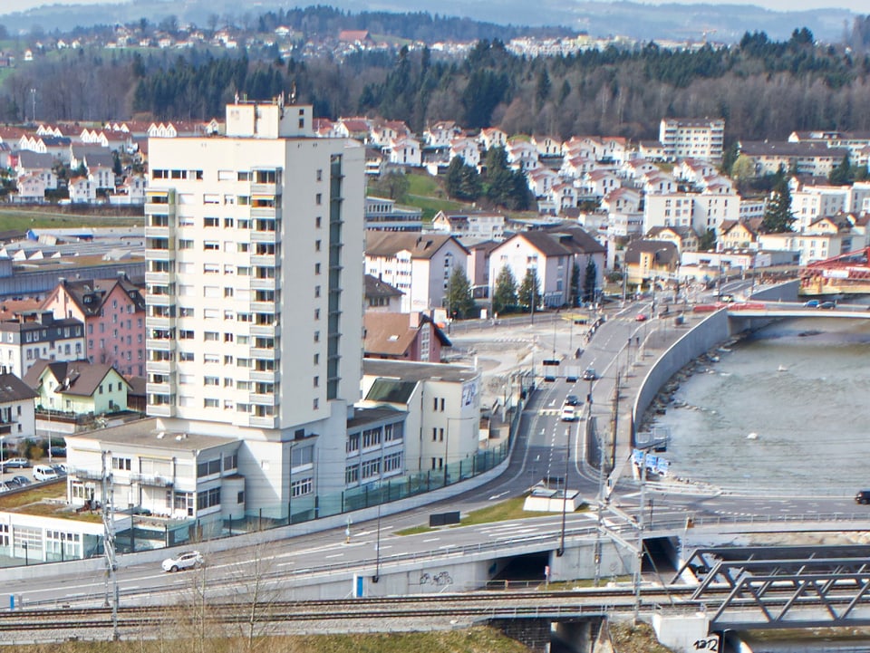 Luftbild eines Dorfteils der Gemeinde Reussbühl in Luzern. 