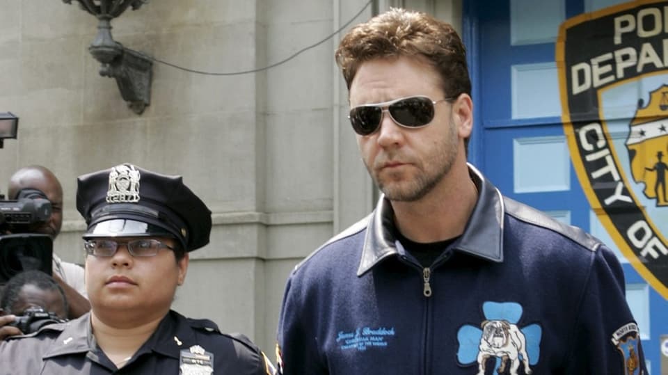 Russell Crowe wird 2005 von einer Polizistin aus dem New Yorker Gerichtsgebäude eskortiert.