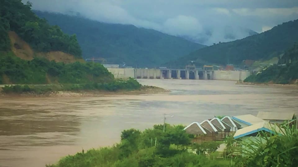 Das Xayaburi Kraftwerk in Laos unter einem regenverhangenen Himmel.