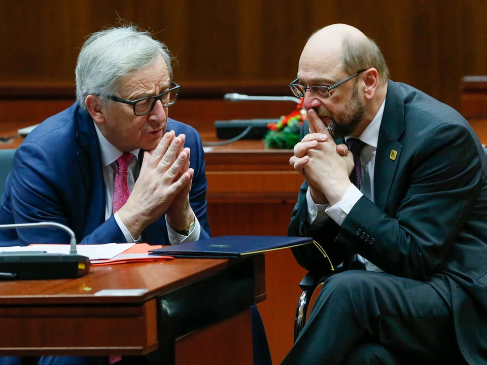Jean-Claude Juncker (links) und Martin Schulz sitzen nebeneinander.