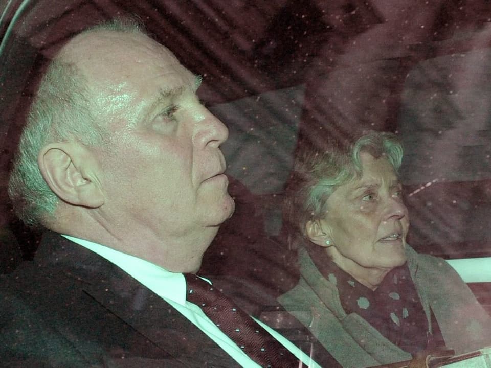 Uli Hoeness sitzt neben seiner Frau Susanne auf der Rückbank eines Autos