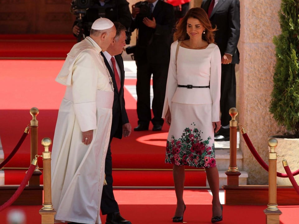 Franziskus I. neben König Abdullah II. und Königin Rania.