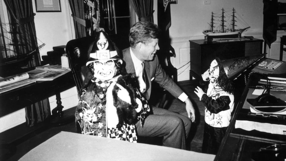 JFK an Halloween 1963 mit seinen Kindern. 