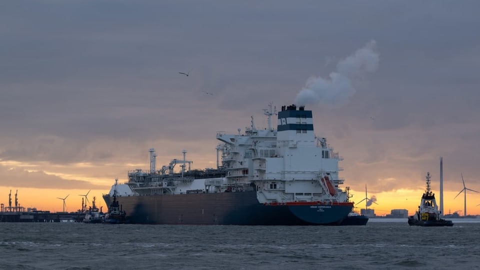  Ein Schiff mit flüssigem Gas beladen, legt an einem Terminal in Wilhelmshaven (Deutschland) an. 