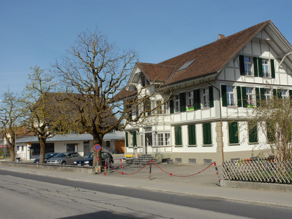 Die Post und das Schulhaus von Kiesen.