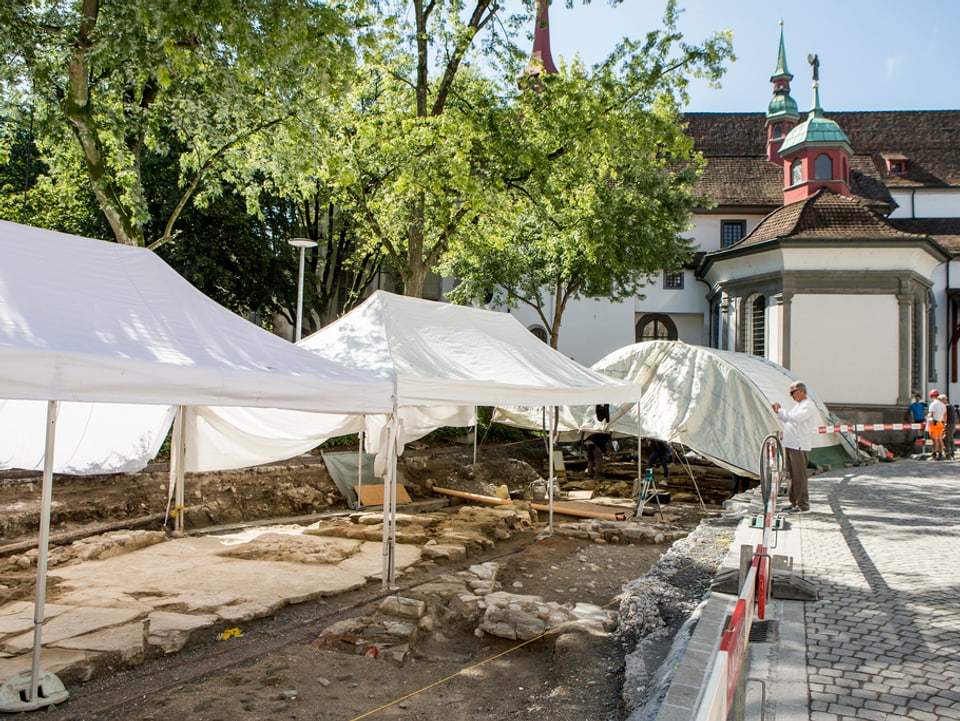 Eine archäologische Grabungsstelle beim Franziskanerplatz in der Stadt Luzern.