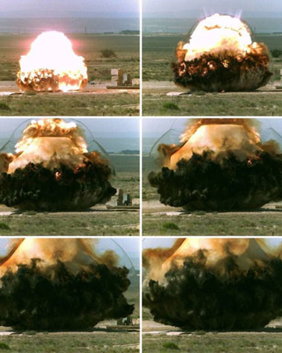 Highspeed-Aufnahmen einer Oberflächen-Explosion auf einem Luftwaffenstützpunkt der US Air Force.