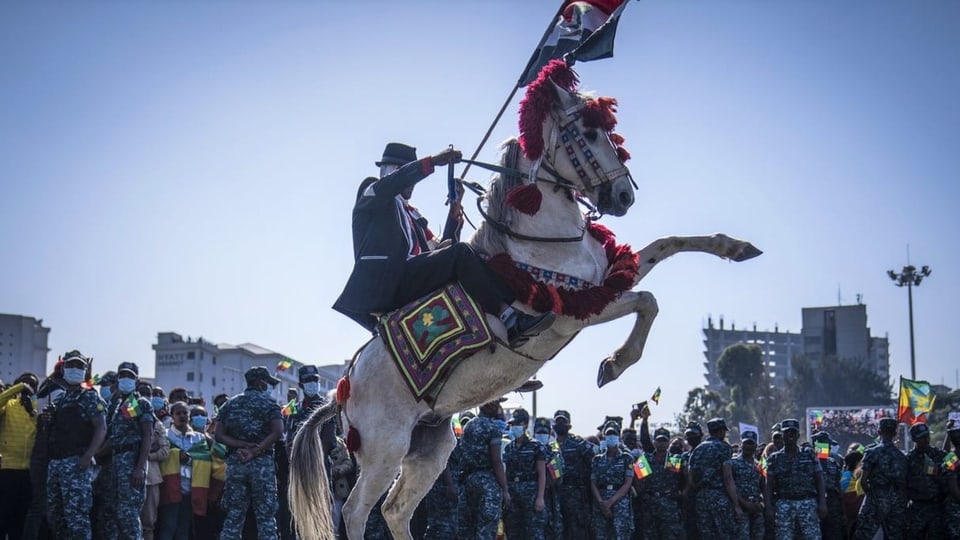 Armeeaneghöriger auf einem Pferd