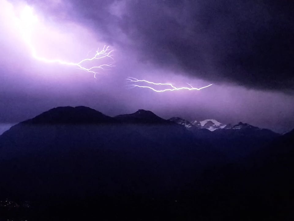 Blitze vom heinzenberg aus fotografiert. (SRF-Augenzeuge / Andreas Thommen)