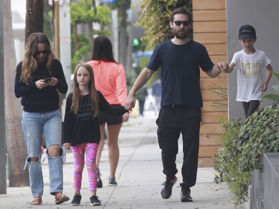 Jennifer Meyer, Tochter Ruby, Tobey Maguire und Sohn Otis bei einem Spaziergang.