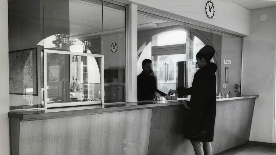 Irgendwann in den 60er-Jahren: Eine Frau am Schalter der WSB in Aarau.