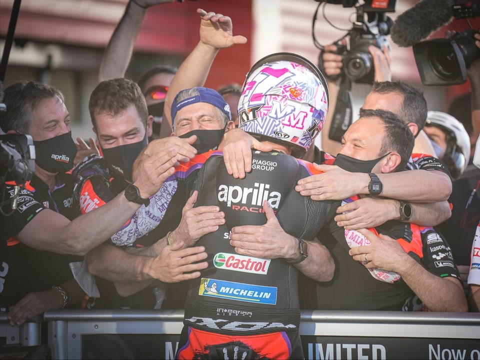 Lässt sich zurecht feiern Aleix Espargaro lässt sich vom Team feiern