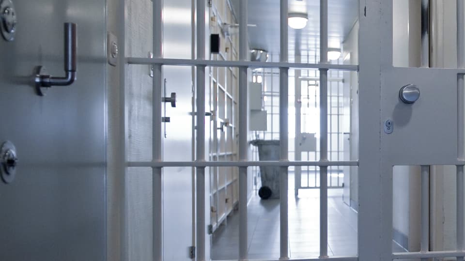 Gittertür in einem Gefängnis.