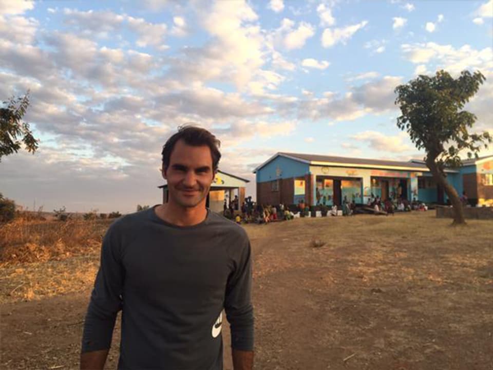 Roger Federer steht vor dem Gebäude in dem sich die Stiftung befindet. 