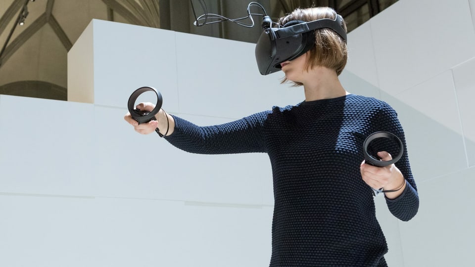 Eine junge Frau trägt eine Virtual-Reality-Brille.