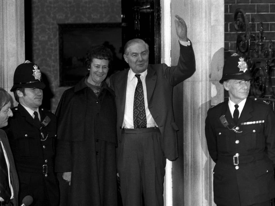 Zu sehen sind Labour-Premierminister James Callaghan und seiner Frau vor dem Regierungssitz in London.