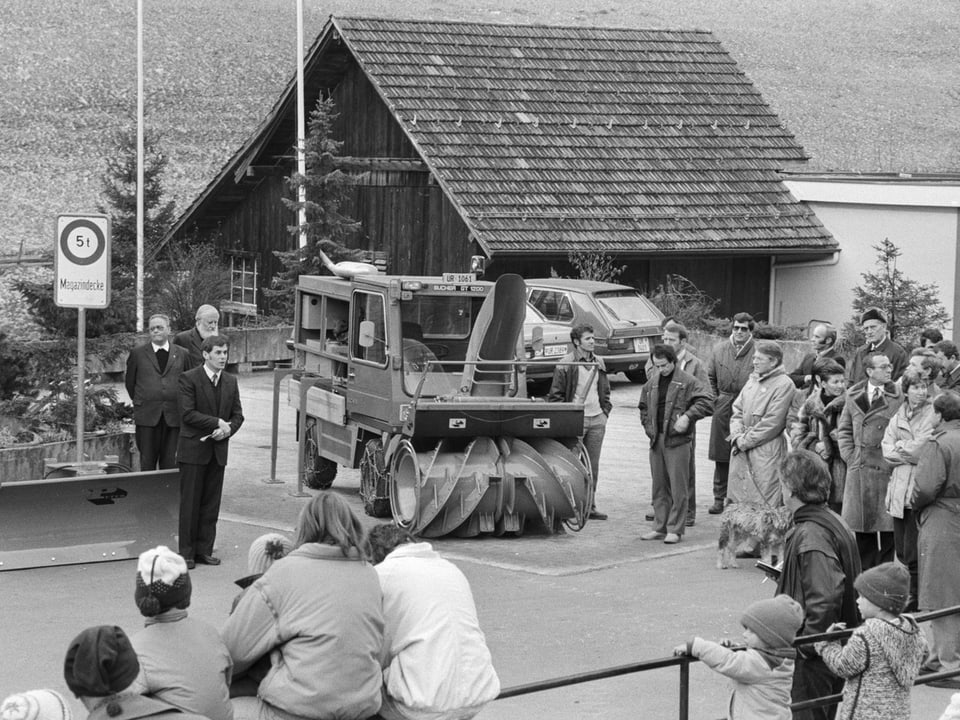 In Isenthal wird 1985 eine Schneefräse eingeweiht. 