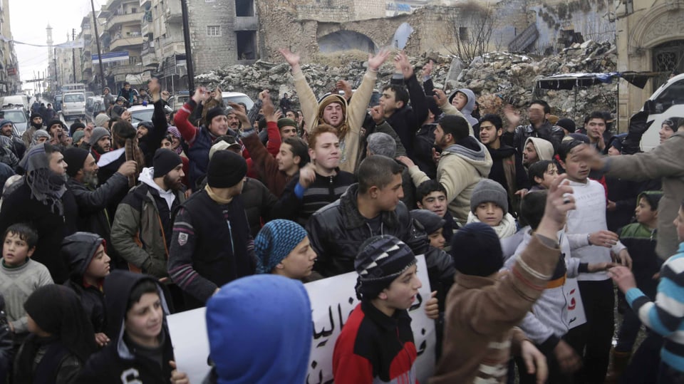 Menschen protestieren im syrischen Idlib.