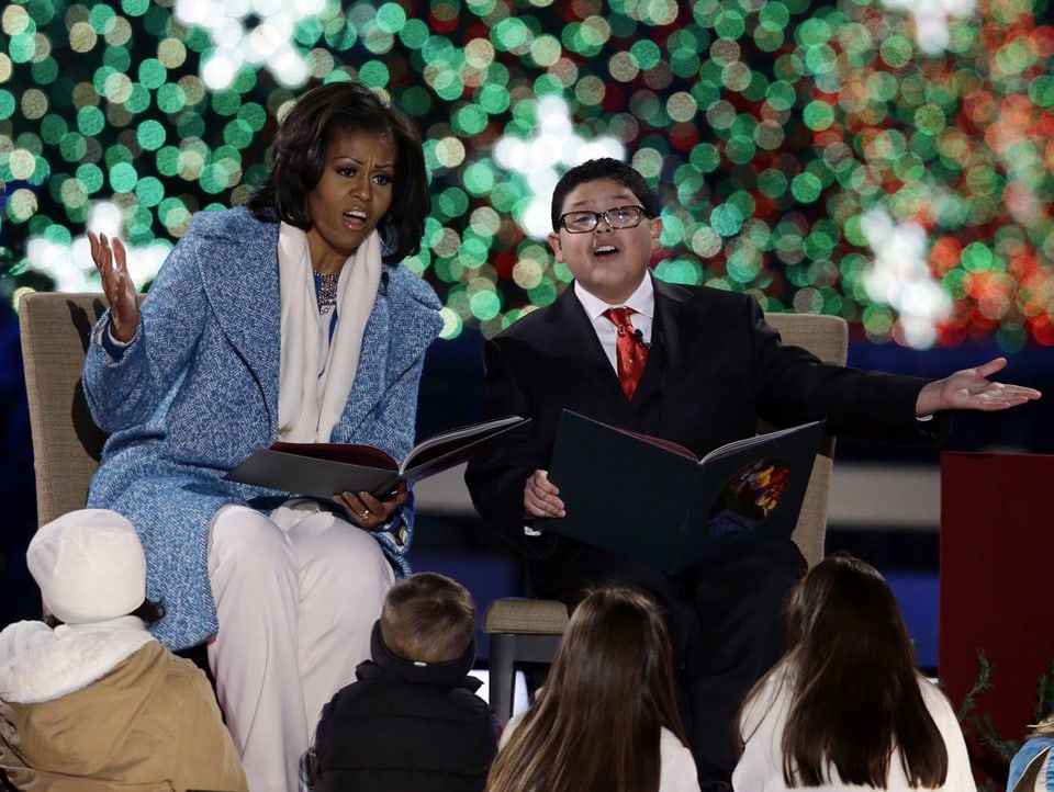 Michelle Obama liest in einem Buch vor.