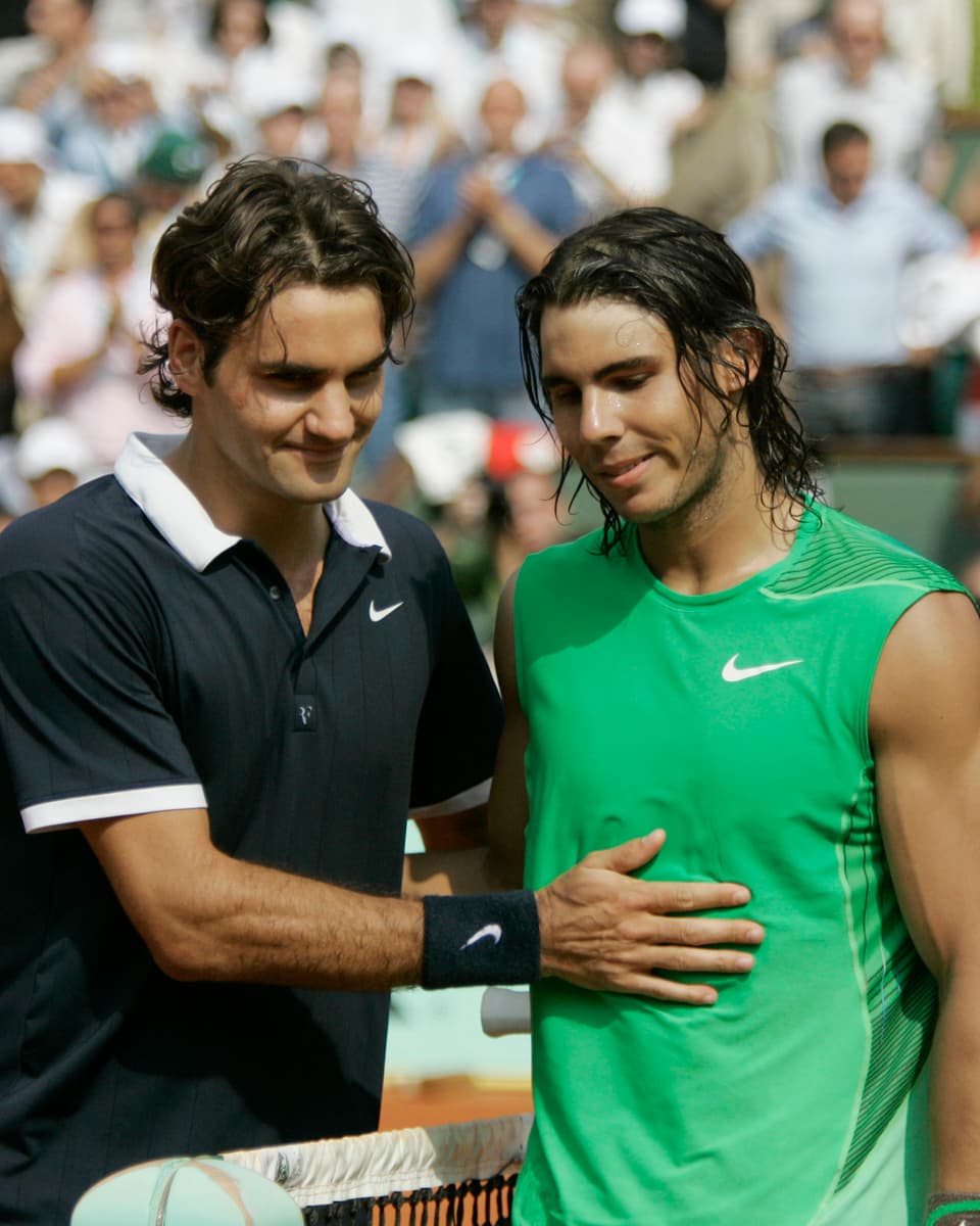 Federer und Nadal am Netz. 