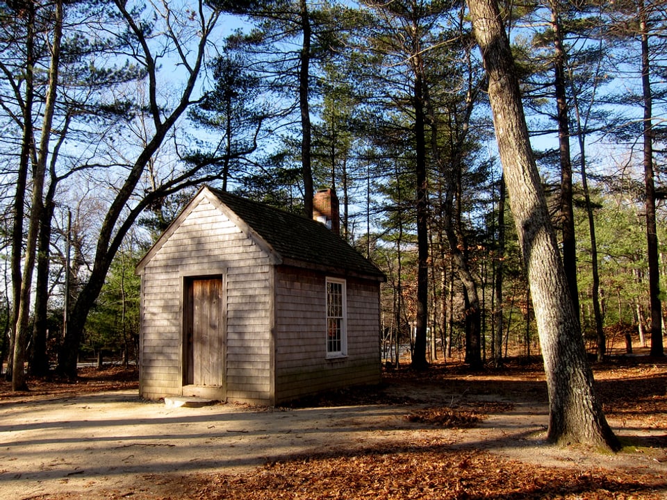 Nachbau von Thoreaus Hütte in der Nähe des Walden Ponds in Concord, Massachusetts.