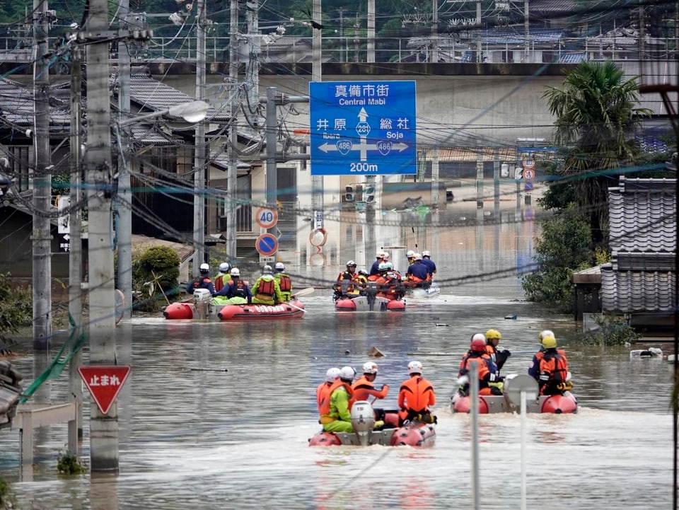Die Rettungskräfte suchen derweil die überschwemmten Städte nach Überlebenden ab. 